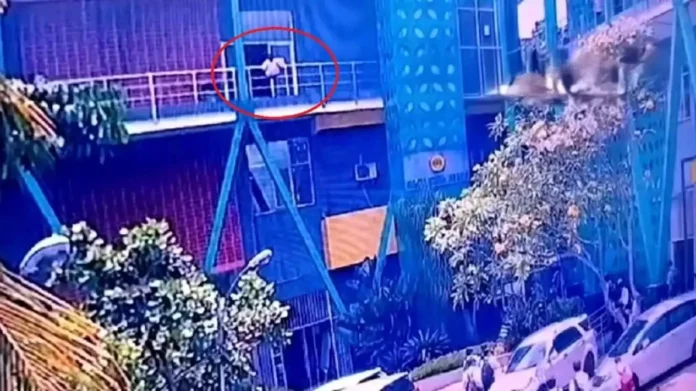 Mahasiswi Fakultas Ekonomi Bisnis Unpak jatuh dari lantai tiga. (ist)