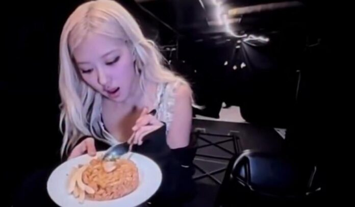 Rose BLACKPINK Tertangkap Kamera Cicip Nasi Goreng