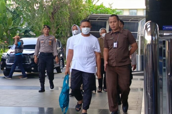 Gubernur Riau Abdul Wahid tiba di Gedung Merah Putih Komisi Pemberantasan Korupsi (KPK), Jakarta Selatan, Selasa (4/11/2025). Foto/Nur Khabibi