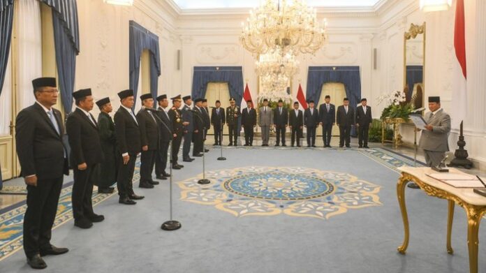 Pelantikan yang digelar di Istana Merdeka, Jakarta, pada Jumat (7/11/2025), menandai langkah serius pemerintah dalam memperkuat akuntabilitas, transparansi, dan profesionalisme institusi kepolisian. ANTARA FOTO/Hafidz Mubarak A